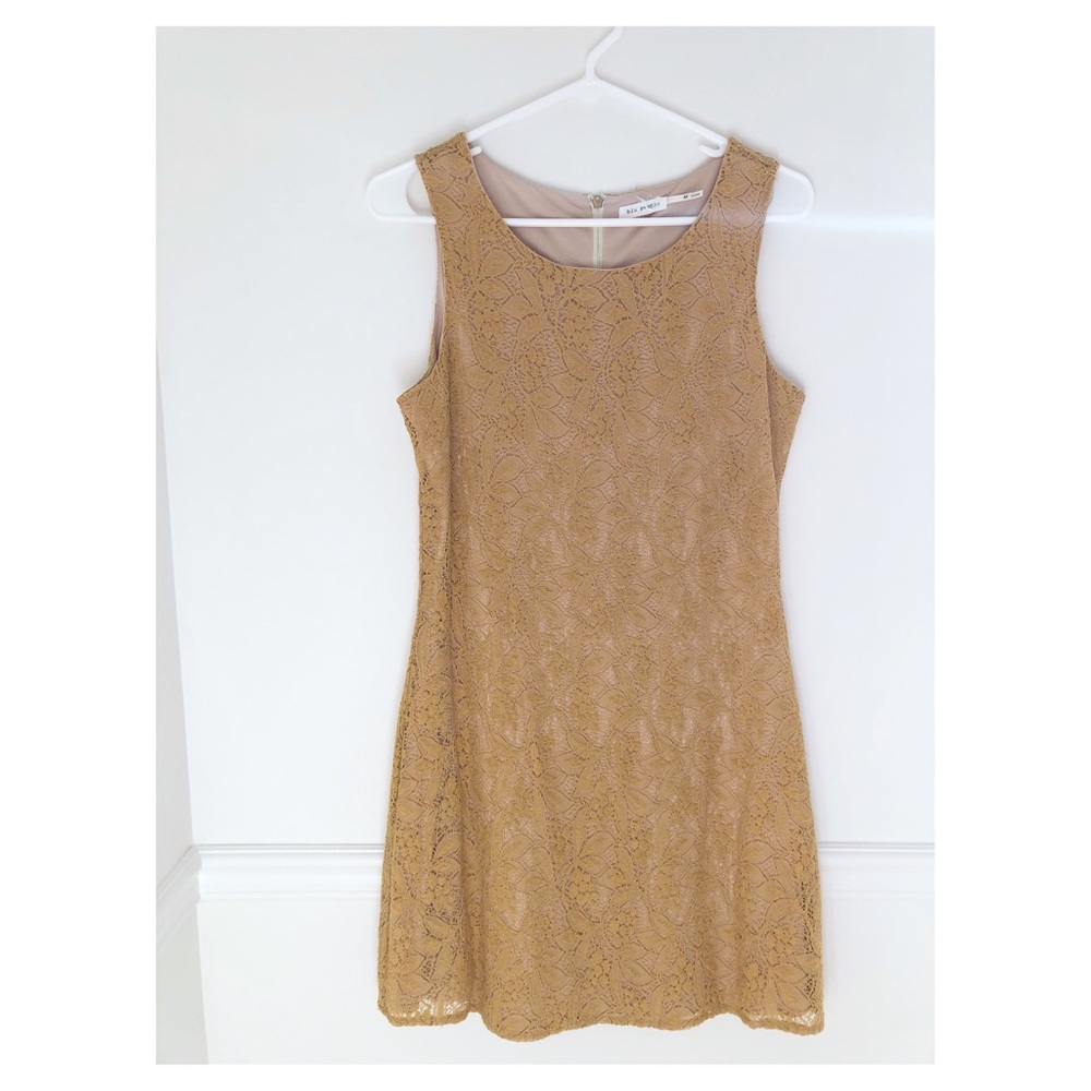 Nice color Dress. In good condition.